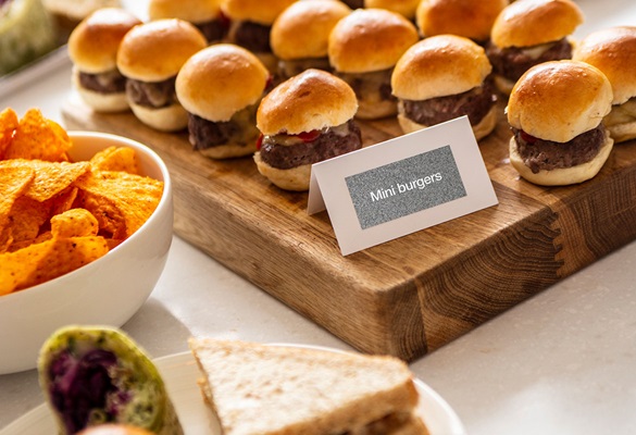 Identificação dos alimentos no buffet com etiquetas Brother